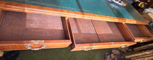 VICTORIAN PARTNERS DESK FORMALLY OWNED BY THE BANK OF ENGLAND FLAMED MAHOGANY THROUGHOUT WITH ORIGINAL LEATHER TOP CIRCA 1880 - ADDITIONAL PHOTO 19
