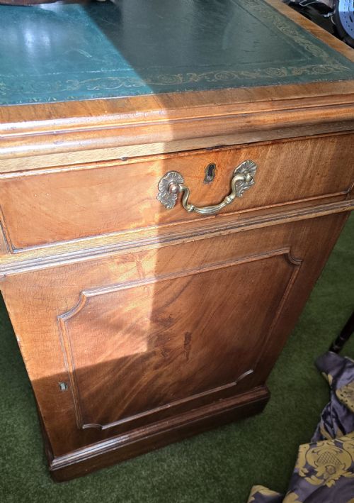 VICTORIAN PARTNERS DESK FORMALLY OWNED BY THE BANK OF ENGLAND FLAMED MAHOGANY THROUGHOUT WITH ORIGINAL LEATHER TOP CIRCA 1880 - ADDITIONAL PHOTO 20