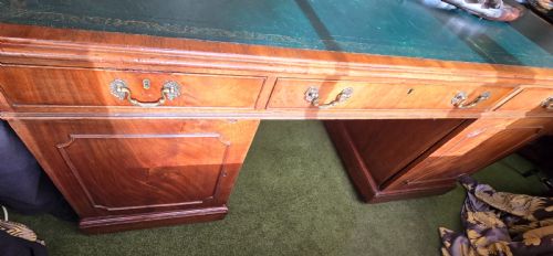 VICTORIAN PARTNERS DESK FORMALLY OWNED BY THE BANK OF ENGLAND FLAMED MAHOGANY THROUGHOUT WITH ORIGINAL LEATHER TOP CIRCA 1880 - ADDITIONAL PHOTO 23