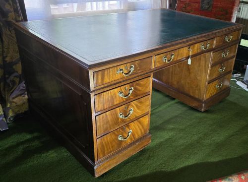 VICTORIAN PARTNERS DESK FORMALLY OWNED BY THE BANK OF ENGLAND FLAMED MAHOGANY THROUGHOUT WITH ORIGINAL LEATHER TOP CIRCA 1880 - ADDITIONAL PHOTO 24