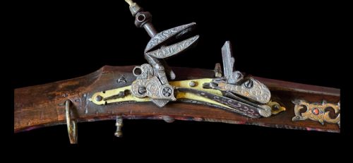 A NORTH AFRICAN OTTOMAN TOELOCK MUSKET ALGERIA LATE 18TH TO EARLY 19TH CENTURY 22BORE A STRIKING EXAMPLE OF AN ALGERIAN TOELOCK LONG GUN REPRESENTATIVE OF NORTH AFRICAN OTTOMAN CRAFTSMANSHIP - ADDITIONAL PHOTO 1