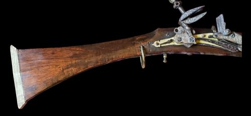 A NORTH AFRICAN OTTOMAN TOELOCK MUSKET ALGERIA LATE 18TH TO EARLY 19TH CENTURY 22BORE A STRIKING EXAMPLE OF AN ALGERIAN TOELOCK LONG GUN REPRESENTATIVE OF NORTH AFRICAN OTTOMAN CRAFTSMANSHIP - ADDITIONAL PHOTO 4