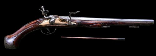 FINE GERMAN 18TH C FLINTLOCK HOLSTER PISTOL BY HOFMANN C1750 WITH AN ORNATELY CARVED WALNUT STOCK BRASS LOCKPLATE - ADDITIONAL PHOTO 10
