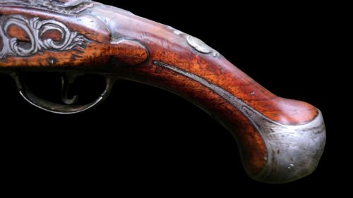 FINE GERMAN 18TH C FLINTLOCK HOLSTER PISTOL BY HOFMANN C1750 WITH AN ORNATELY CARVED WALNUT STOCK BRASS LOCKPLATE - ADDITIONAL PHOTO 12
