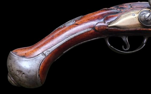 FINE GERMAN 18TH C FLINTLOCK HOLSTER PISTOL BY HOFMANN C1750 WITH AN ORNATELY CARVED WALNUT STOCK BRASS LOCKPLATE - ADDITIONAL PHOTO 15