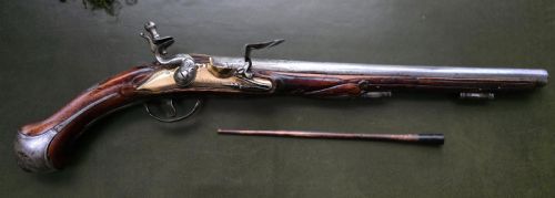 FINE GERMAN 18TH C FLINTLOCK HOLSTER PISTOL BY HOFMANN C1750 WITH AN ORNATELY CARVED WALNUT STOCK BRASS LOCKPLATE - ADDITIONAL PHOTO 16
