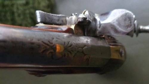 FINE GERMAN 18TH C FLINTLOCK HOLSTER PISTOL BY HOFMANN C1750 WITH AN ORNATELY CARVED WALNUT STOCK BRASS LOCKPLATE - ADDITIONAL PHOTO 17