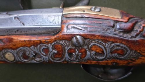FINE GERMAN 18TH C FLINTLOCK HOLSTER PISTOL BY HOFMANN C1750 WITH AN ORNATELY CARVED WALNUT STOCK BRASS LOCKPLATE - ADDITIONAL PHOTO 21