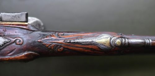 FINE GERMAN 18TH C FLINTLOCK HOLSTER PISTOL BY HOFMANN C1750 WITH AN ORNATELY CARVED WALNUT STOCK BRASS LOCKPLATE - ADDITIONAL PHOTO 28