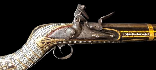 INDOPERSIAN FLINTLOCK MUSKET WITH MOTHEROFPEARL BRASS INLAY LATE 18TH CENTURY - ADDITIONAL PHOTO 1