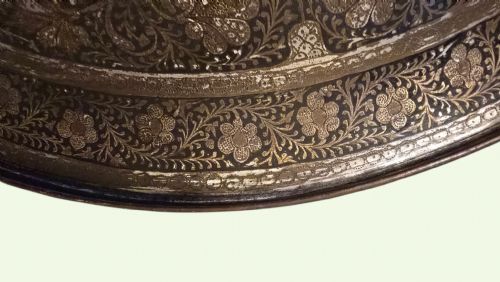 LATE 19TH CENTURY INDIAN BRASS DHAL SHIELD WITH ENGRAVED FOLIATE DECORATION - ADDITIONAL PHOTO 4