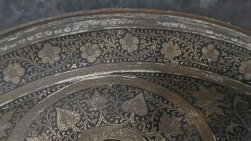 LATE 19TH CENTURY INDIAN BRASS DHAL SHIELD WITH ENGRAVED FOLIATE DECORATION - ADDITIONAL PHOTO 5