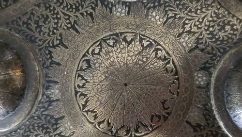 LATE 19TH CENTURY INDIAN BRASS DHAL SHIELD WITH ENGRAVED FOLIATE DECORATION - ADDITIONAL PHOTO 6