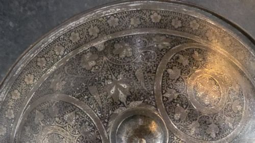LATE 19TH CENTURY INDIAN BRASS DHAL SHIELD WITH ENGRAVED FOLIATE DECORATION - ADDITIONAL PHOTO 7