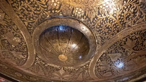LATE 19TH CENTURY INDIAN BRASS DHAL SHIELD WITH ENGRAVED FOLIATE DECORATION - ADDITIONAL PHOTO 9