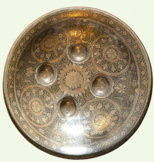 LATE 19TH CENTURY INDIAN BRASS DHAL SHIELD WITH ENGRAVED FOLIATE DECORATION - ADDITIONAL PHOTO 14