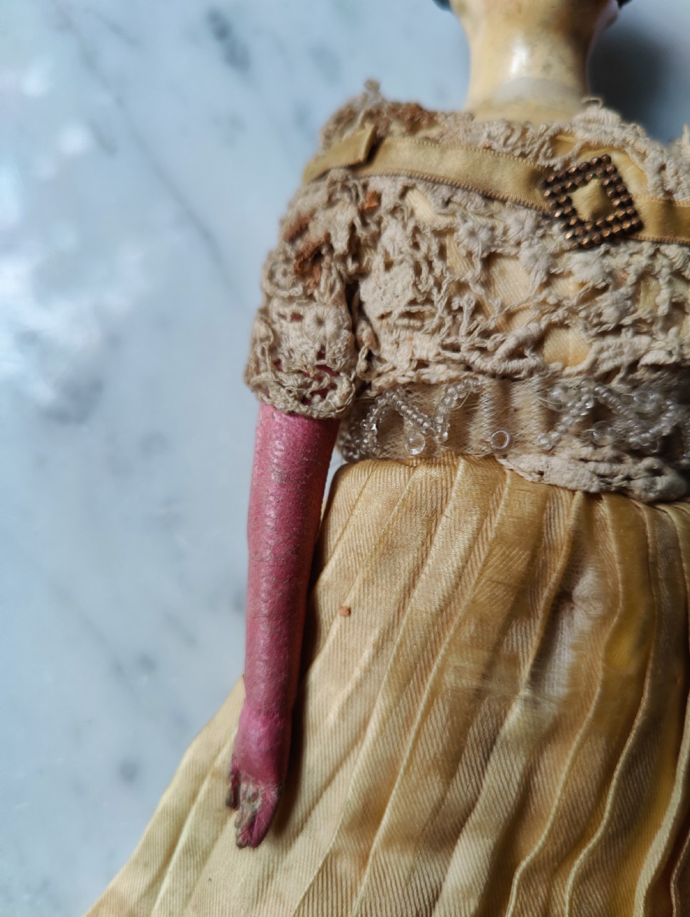 Beautiful Georgian papier mache doll
Measures 30.5cm tall.
The doll is in excellent condition with original costume and bonnet. 
Beautiful face with no cracking or fading.
Perfect body and limbs View V