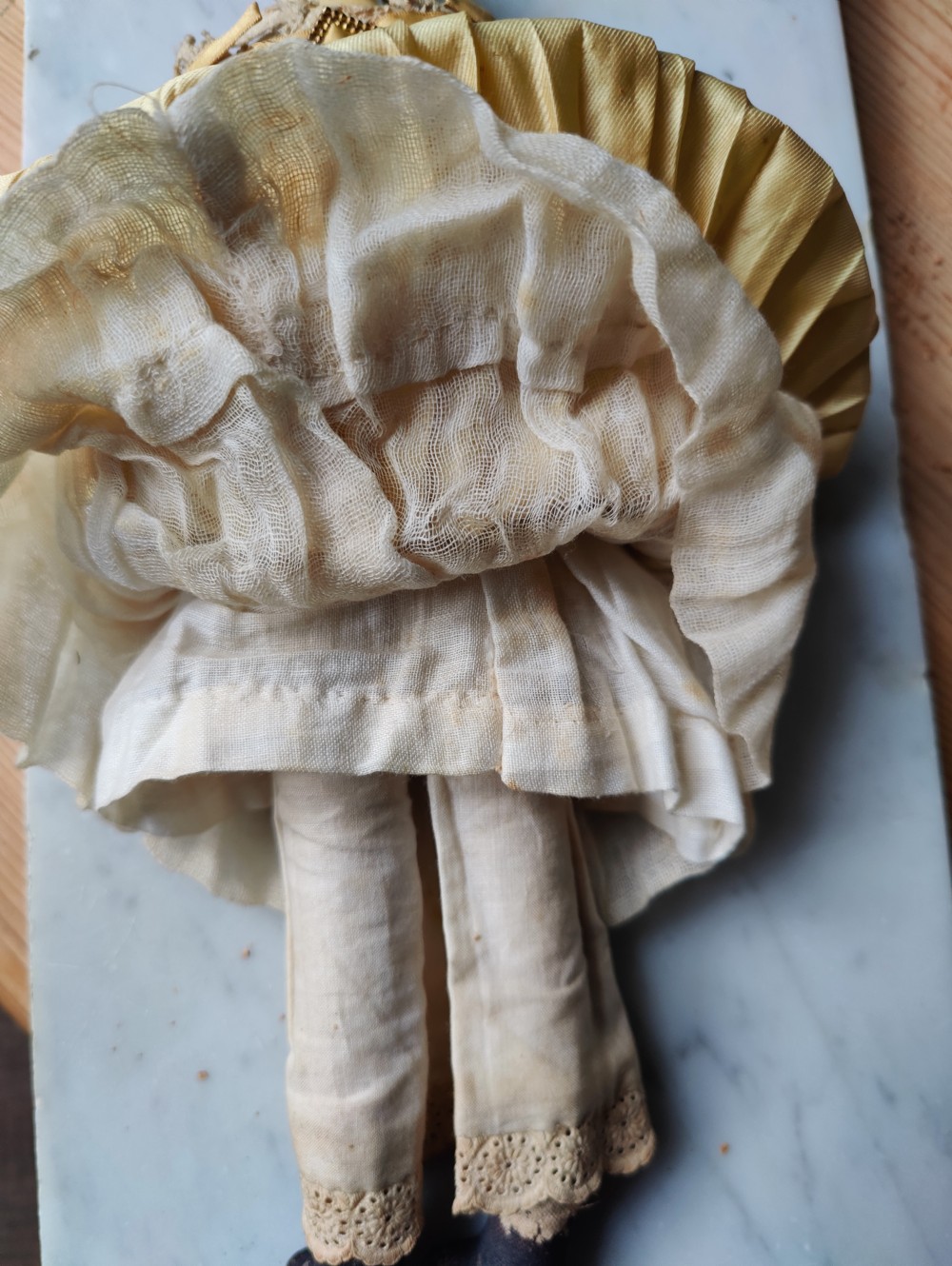 Beautiful Georgian papier mache doll
Measures 30.5cm tall.
The doll is in excellent condition with original costume and bonnet. 
Beautiful face with no cracking or fading.
Perfect body and limbs View X
