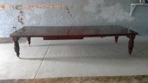 substantial robust fine  quality Victorian mahogany 4 leaf extending  dining table with a great patination and color,recently re-polished to a high standard