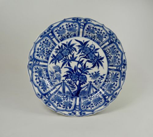 Chinese Porcelain Dish. Kangxi Period (1662-1722).