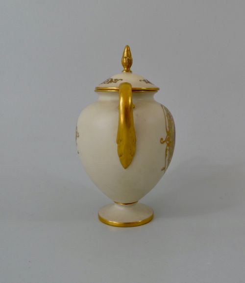 fig 1. Royal Worcester vase & cover. William Bee, dated 1922.