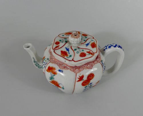 fig 1. Kakiemon porcelain teapot & cover, c. 1680. Edo Period.