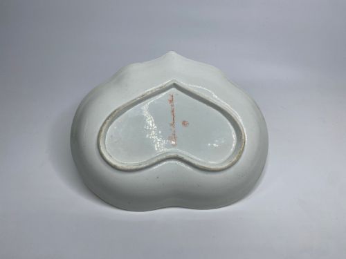 fig 1. Derby porcelain dish, Botanical study, William ‘Quacker’ Pegg, c. 1815.