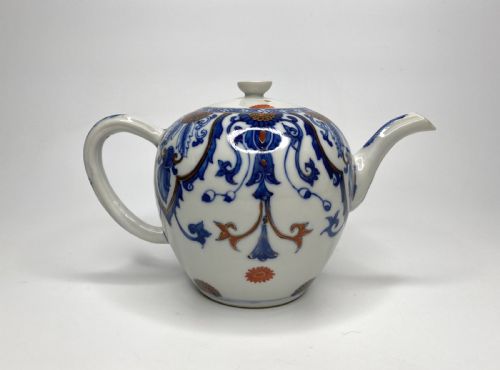 Chinese Porcelain Teapot, C. 1720. Kangxi Period.