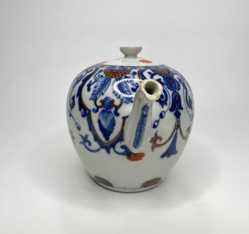 fig 1. Chinese porcelain teapot, c. 1720. Kangxi Period.