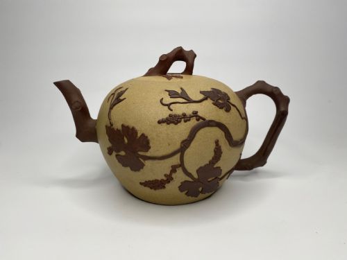 Chinese Yixing Large Stoneware Teapot, 18th Century. Qing Dynasty