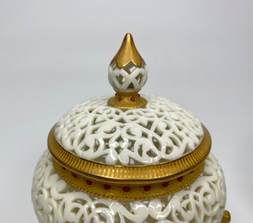 fig 1. Graingers Worcester reticulated vase & cover, c. 1890.