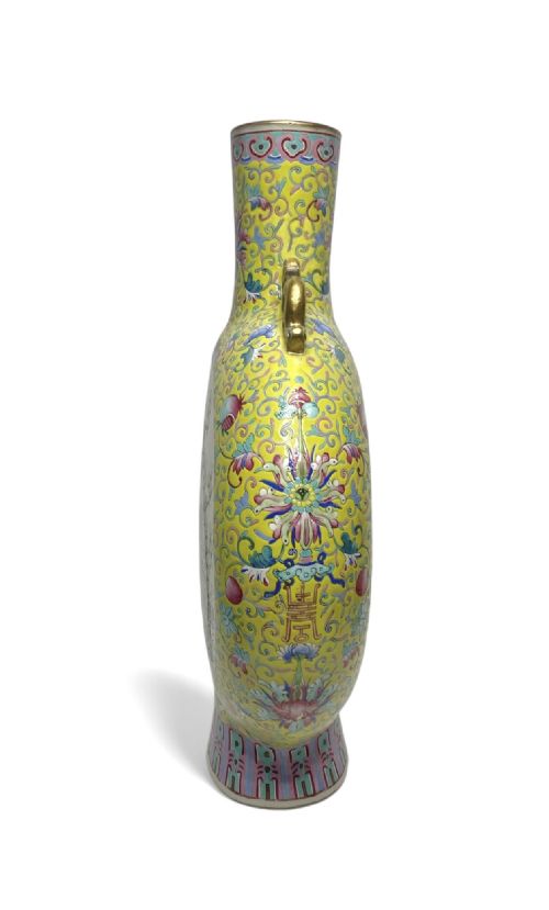 fig 2. Chinese porcelain moonflask, c. 1880, Qing Dynasty.
