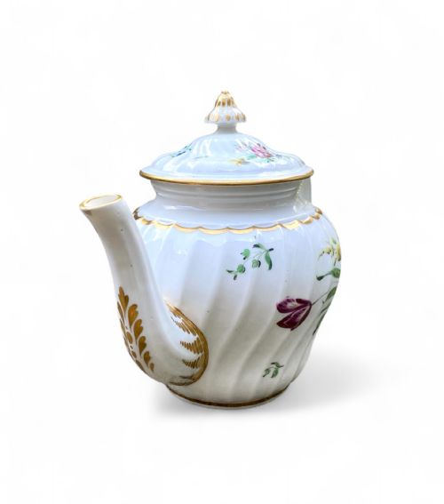 fig 1. Worcester porcelain teapot, Flight period, c. 1785.