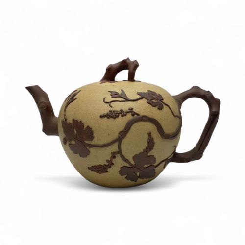 Chinese Yixing Stoneware Teapot, 18th Century, Qing Dynasty.