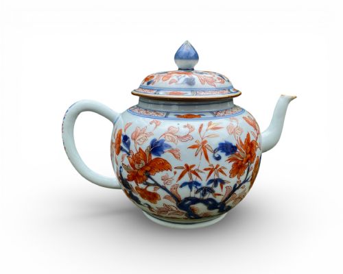 fig 1. Chinese Imari large teapot and cover, c. 1720.