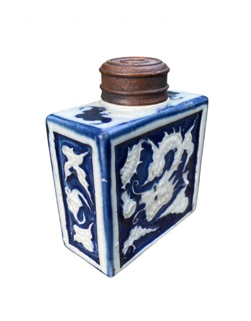 fig 1. Chinese porcelain tea caddy, Dragons, 18th Century, Qing Dynasty.