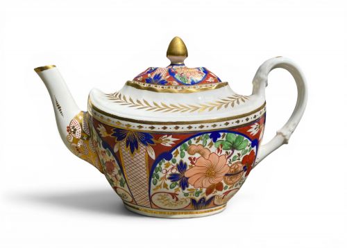 Chamberlains Worcester Porcelain Teapot, C. 1810.