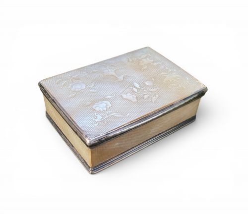 Chinese Mother of Pearl and Silver Snuff Box, 18th Century.