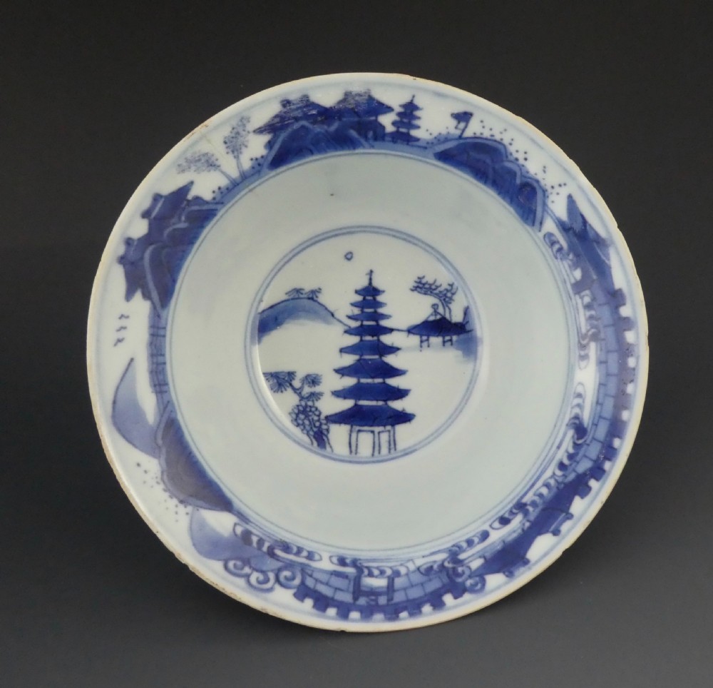 Chinese porcelain ‘Klapmuts’ bowl, Kangxi Period, c. 1700. View IV