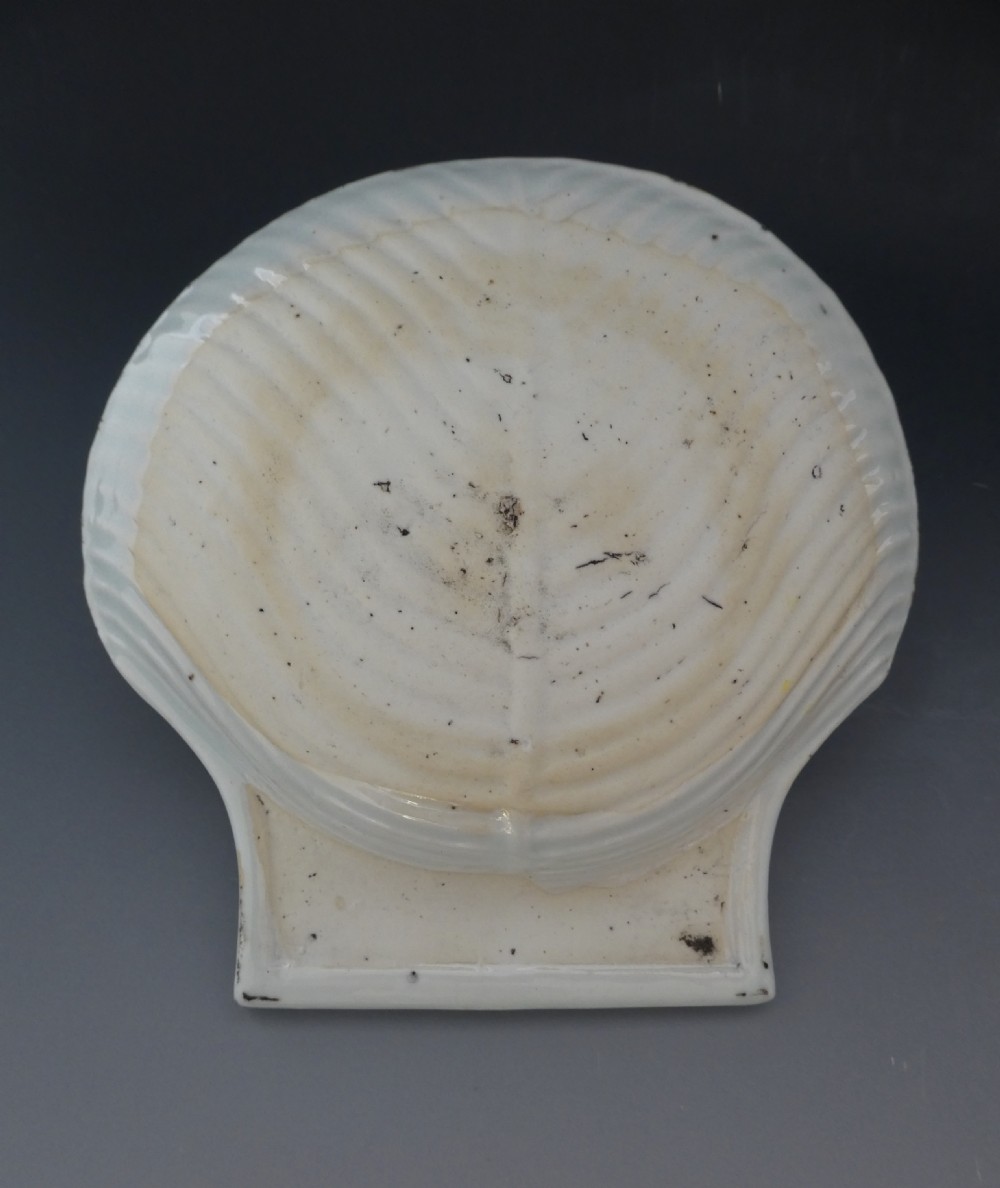 Chinese ‘Imari’ porcelain shell dish, c. 1720. Kangxi Period. View V