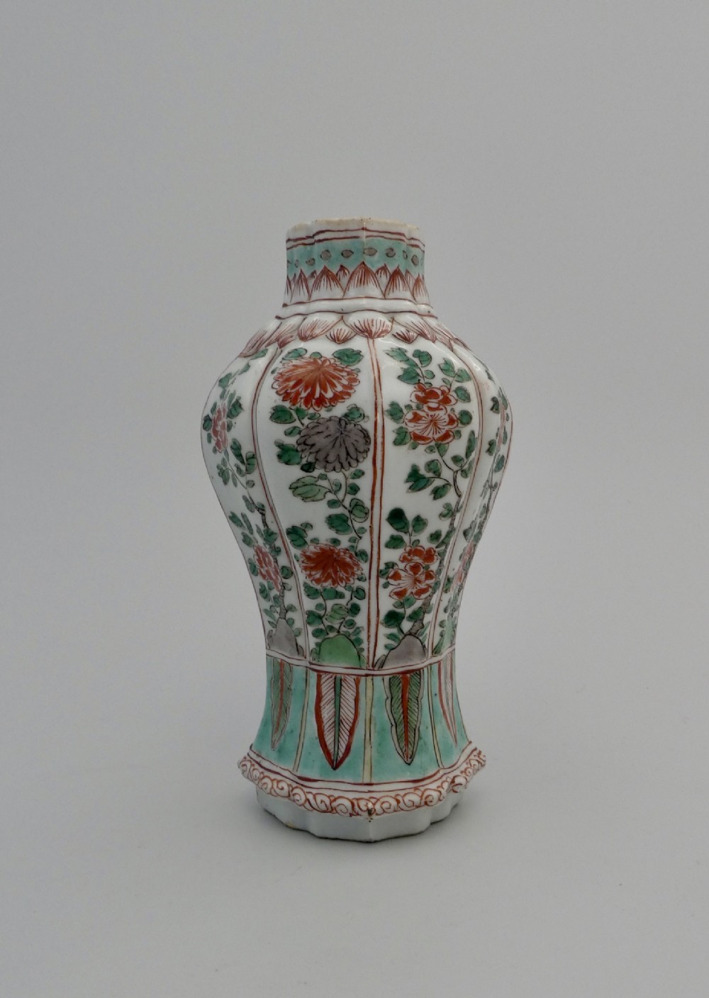 Chinese porcelain vase. Famille verte decoration. c. 1700. Kangxi Period.
