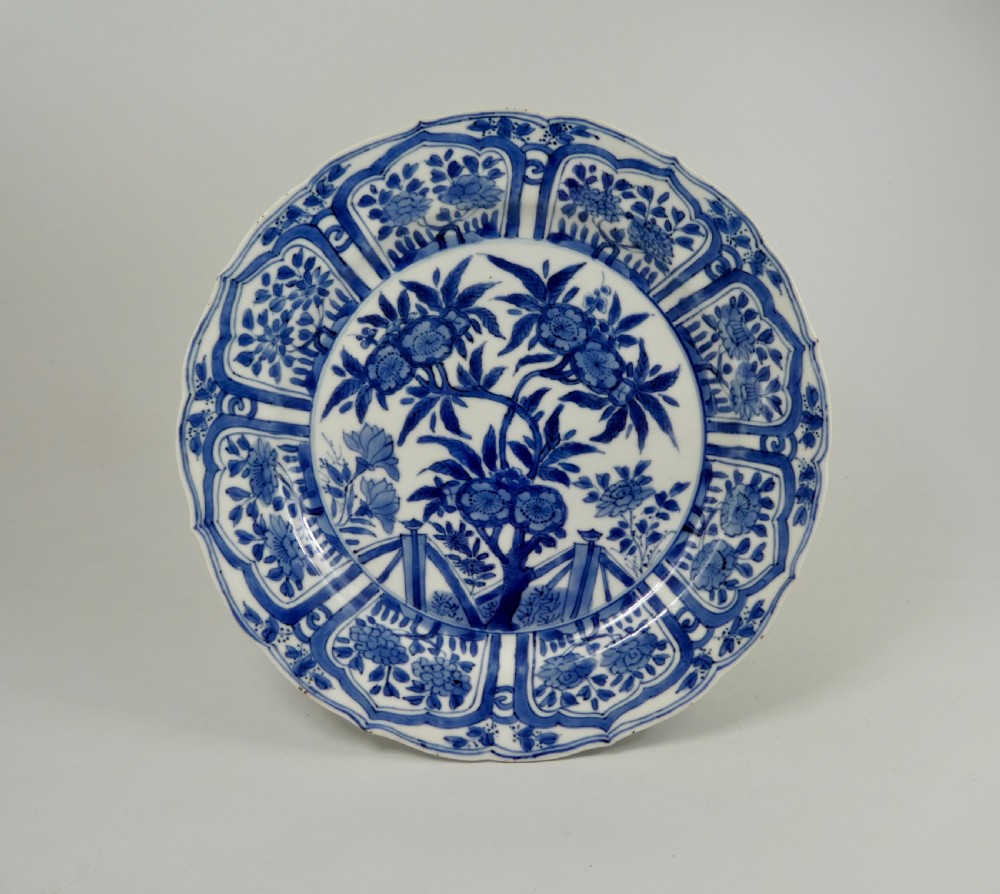Chinese porcelain dish. Kangxi Period (1662-1722).