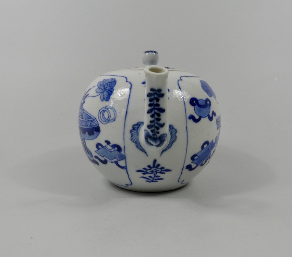 Chinese porcelain teapot. Kangxi Period, c. 1700. View IV