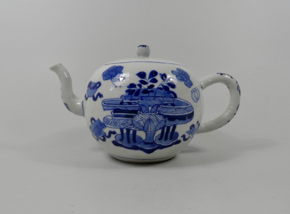 Chinese porcelain teapot. Kangxi Period, c. 1700. View VI