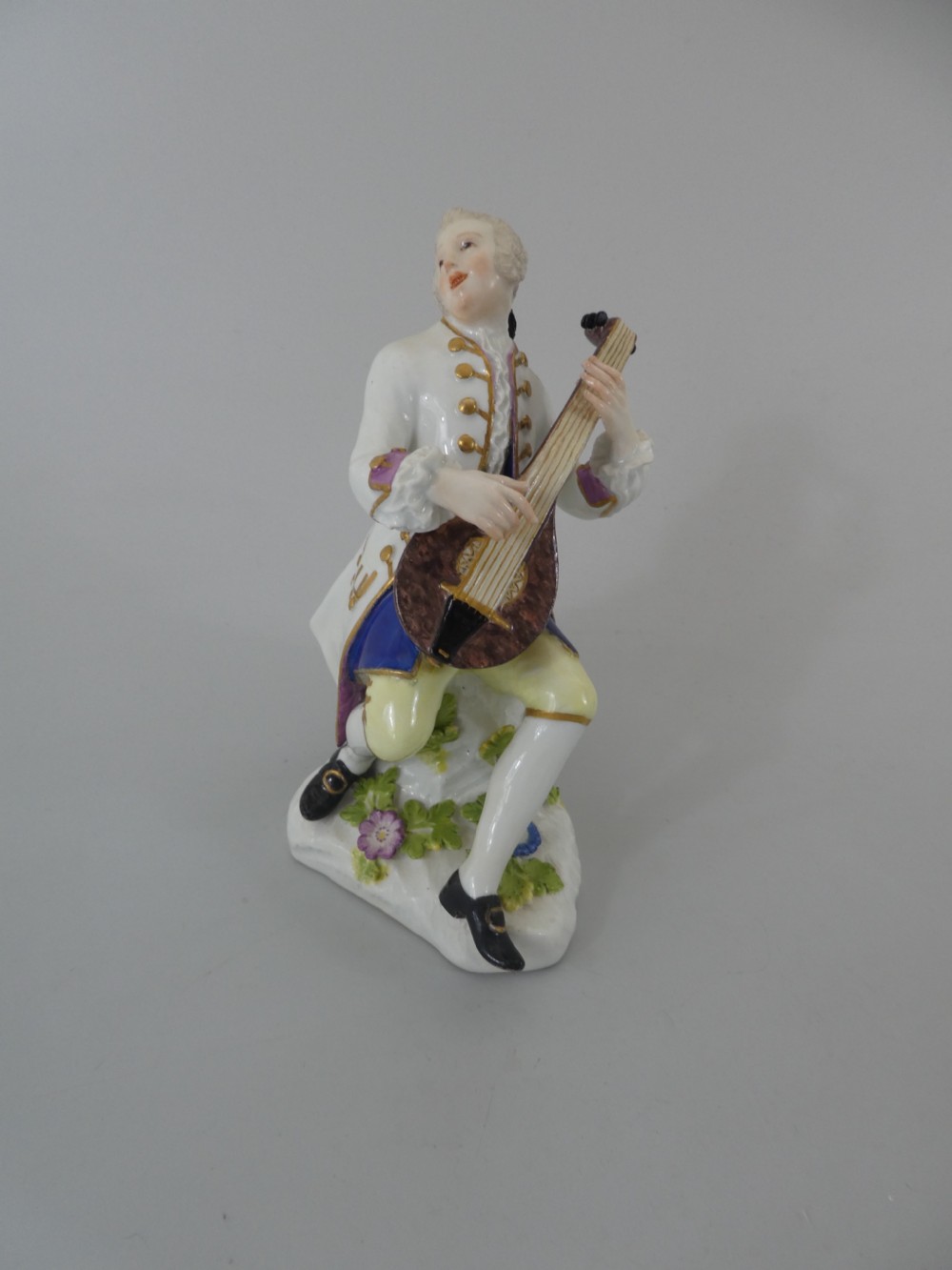 Meissen porcelain lute player, c. 1740.