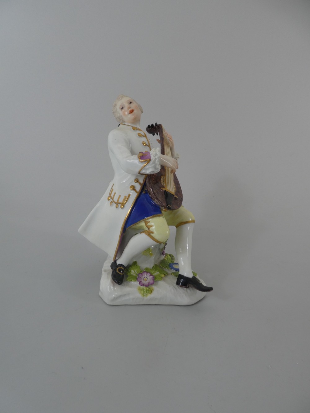 Meissen porcelain lute player, c. 1740. View III