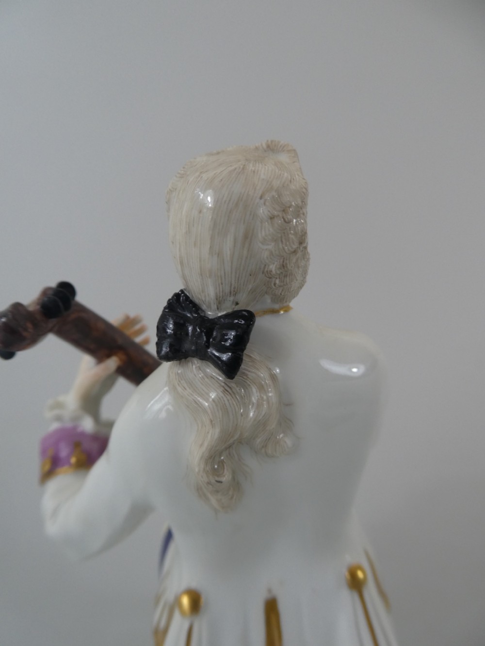 Meissen porcelain lute player, c. 1740. View V