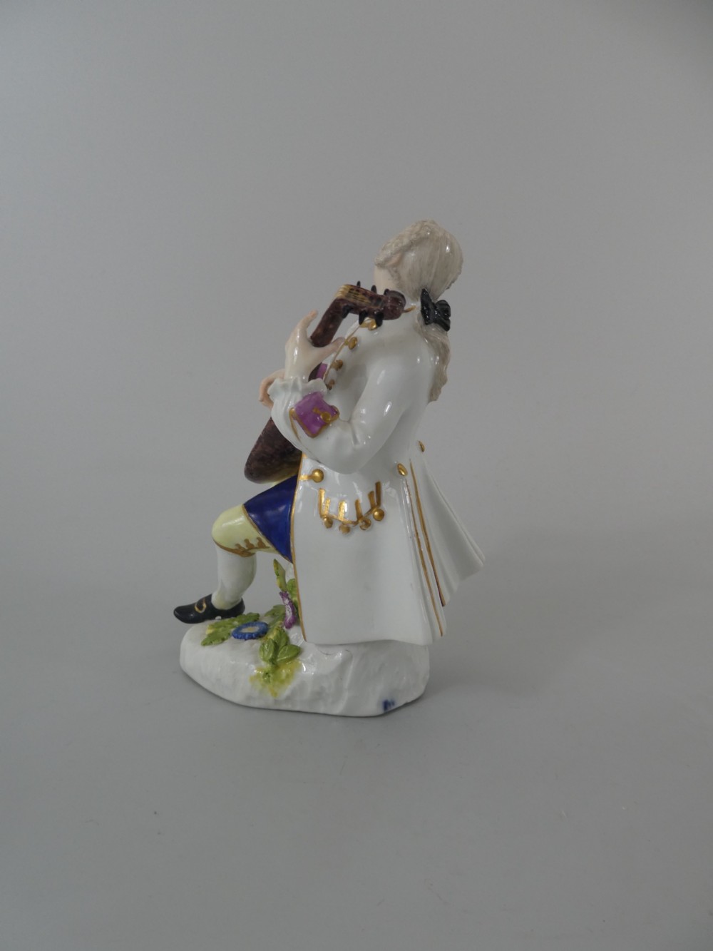 Meissen porcelain lute player, c. 1740. View VII