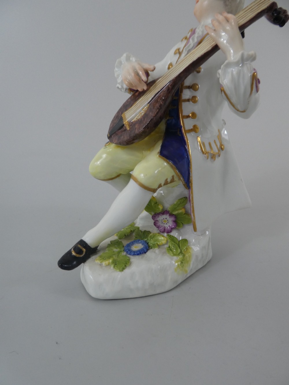 Meissen porcelain lute player, c. 1740. View VIII