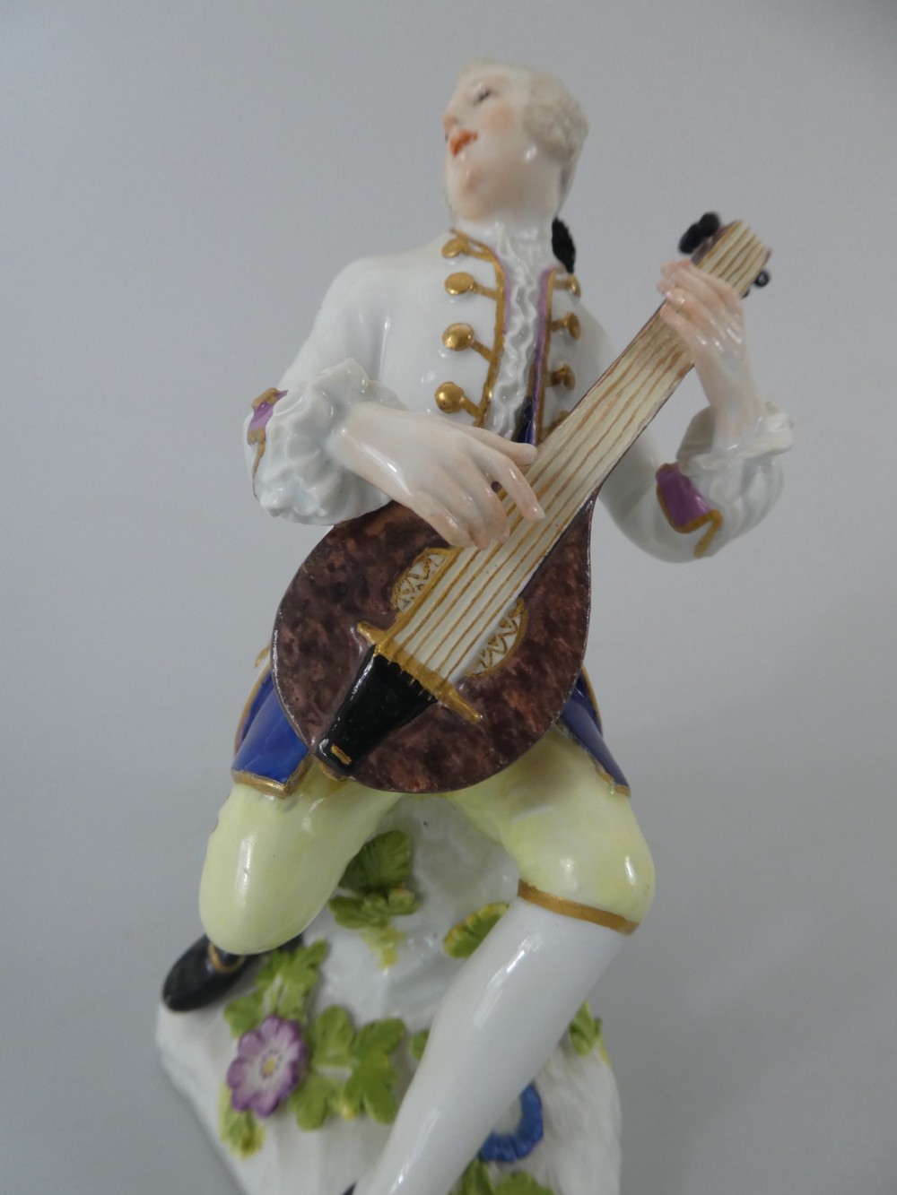 Meissen porcelain lute player, c. 1740. View IX